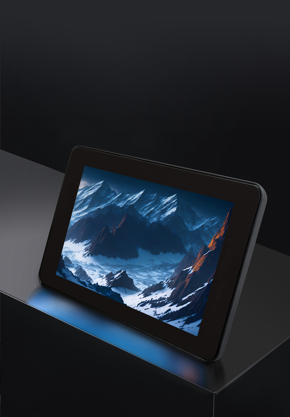 7 英寸 DSI 触控屏在黑色的桌子上，显示幸狐core3566系统壁纸